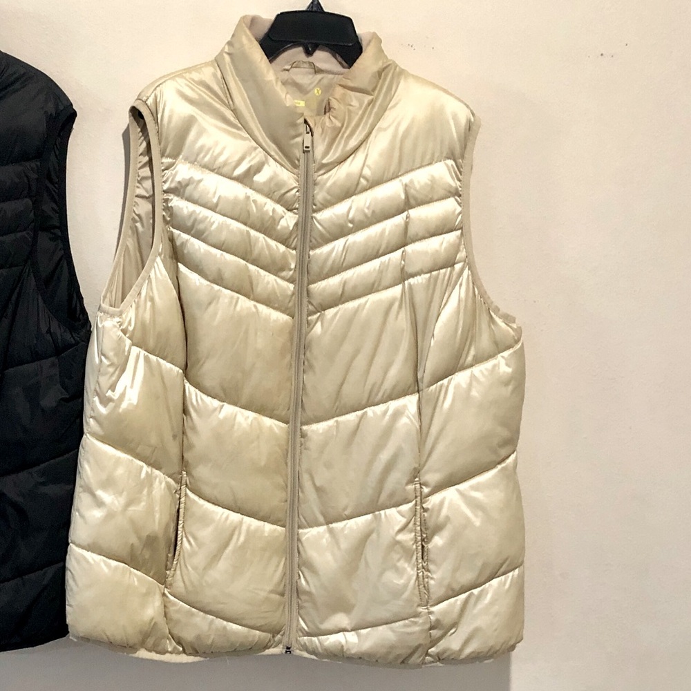 Woman packable vest